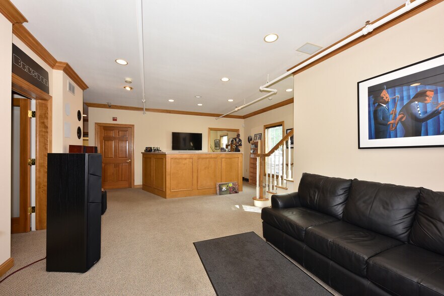 8766 N Deerwood Dr, Milwaukee, WI à vendre - Photo intérieure – Image 3 sur 42