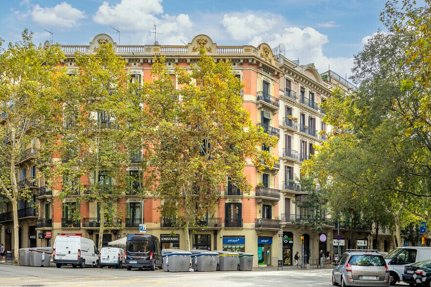 Immeuble residentiel dans Barcelone, Barcelona à vendre - Photo principale – Image 1 sur 3