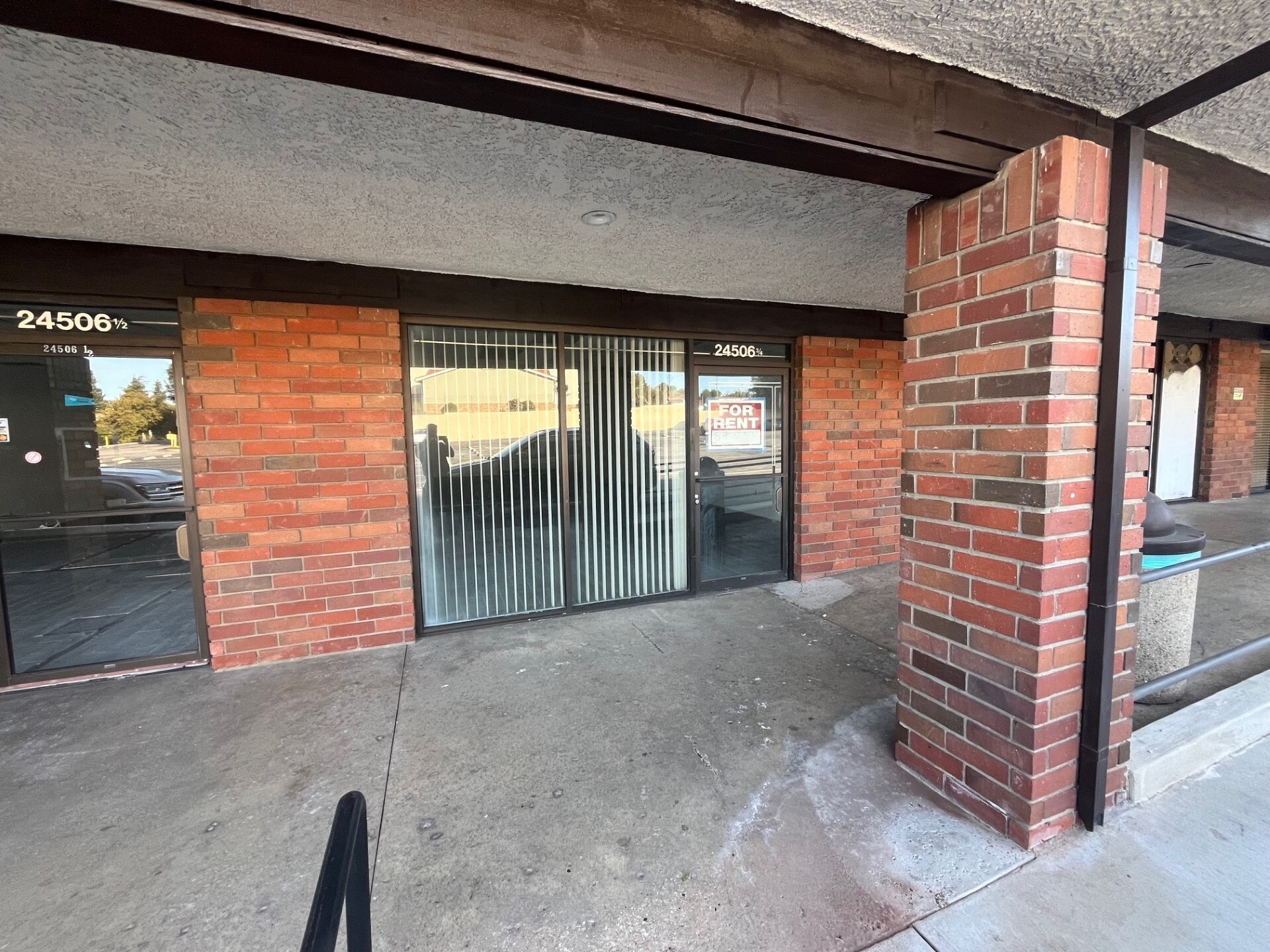 24450 Lyons Ave, Newhall, CA à louer Photo intérieure– Image 1 sur 5