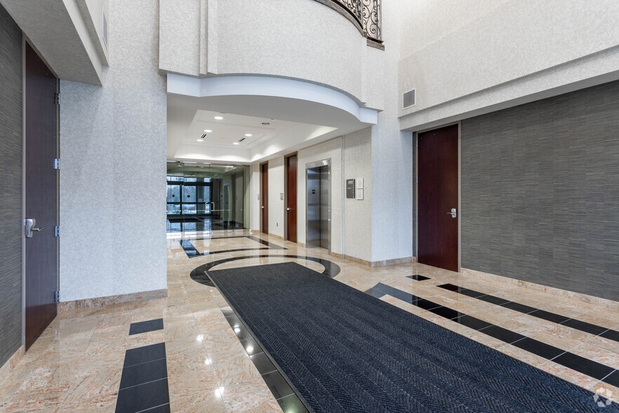 12850 Metcalf Ave, Overland Park, KS à louer - Hall d’entrée – Image 2 sur 7
