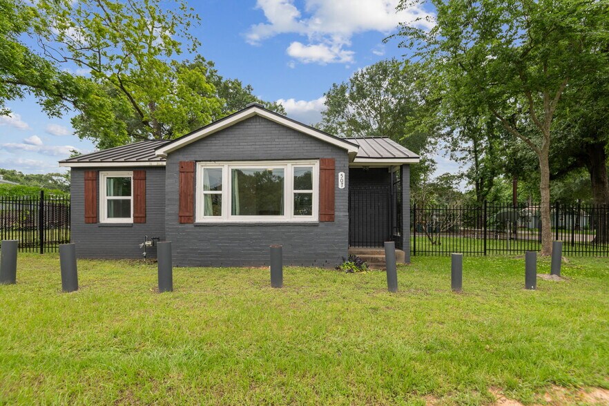 507 Silverdale Dr, Conroe, TX à vendre - Photo principale – Image 1 sur 33