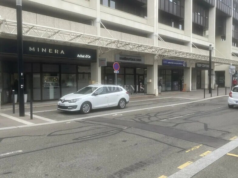 Local commercial dans Montigny-le-Bretonneux à louer - Photo de l’immeuble – Image 1 sur 1