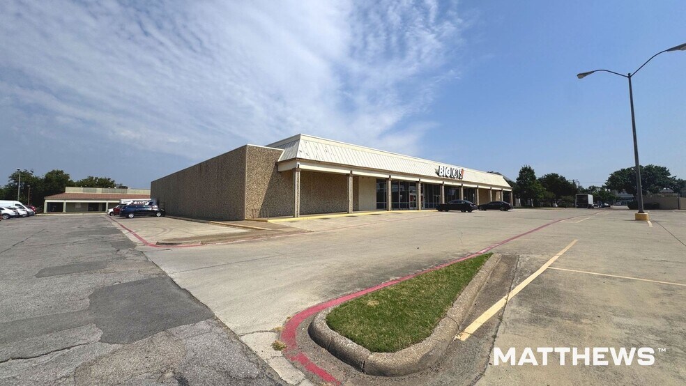 2865 Valley View Ln, Dallas, TX à louer - Photo principale – Image 1 sur 4