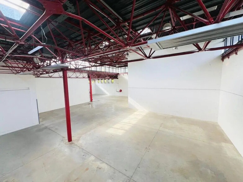 Local d’activités dans Montigny-le-Bretonneux à louer - Photo de l’immeuble – Image 2 sur 19