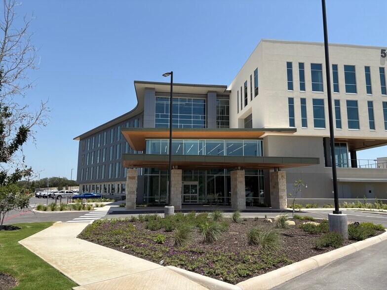 5126 W Loop 1604 N, San Antonio, TX à louer - Photo de l’immeuble – Image 2 sur 4