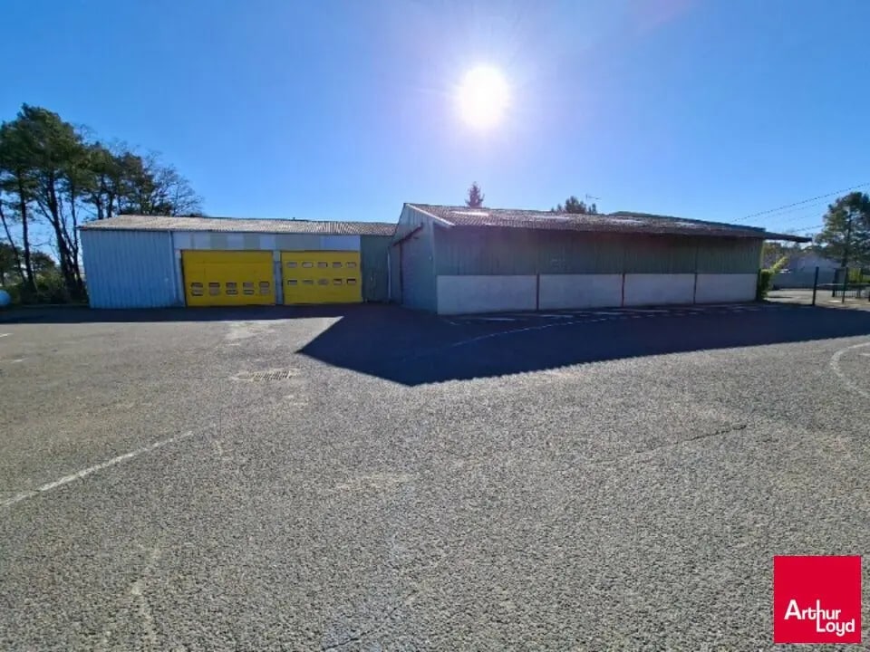 Local d’activités dans Champagné à louer Photo de l’immeuble– Image 1 sur 8