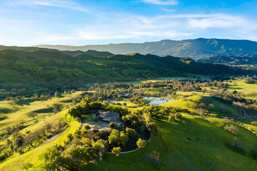 7351 Happy Canyon Rd, Santa Ynez, CA à vendre - Photo principale – Image 1 sur 48