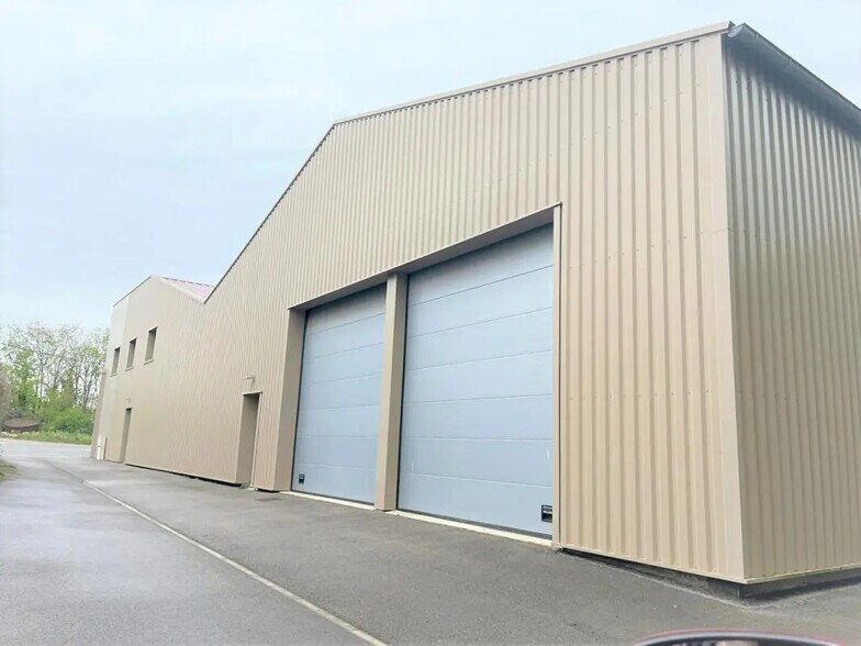 Local commercial dans Saint-Vit à louer - Photo de l’immeuble – Image 3 sur 3