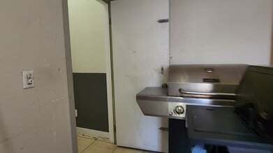 8741 Van Nuys Blvd, Panorama City, CA à louer - Vidéo sur l’annonce professionnelle 