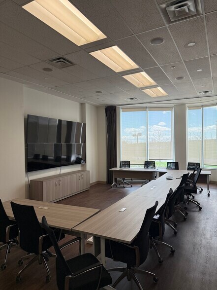 8585 Rte Transcanadienne, Montréal, QC à louer - Photo de l’immeuble – Image 3 sur 14