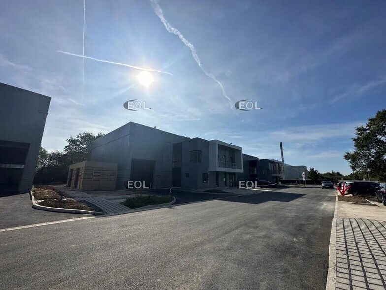 Local d’activités dans Chanteloup-en-Brie à louer - Photo de l’immeuble – Image 3 sur 9