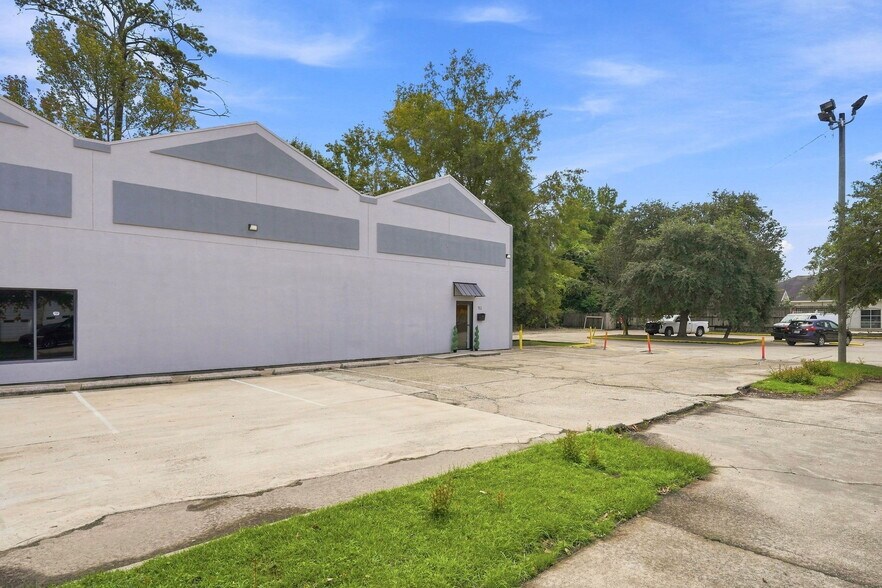 711 N Causeway Blvd, Mandeville, LA à louer - Photo de l’immeuble – Image 3 sur 17
