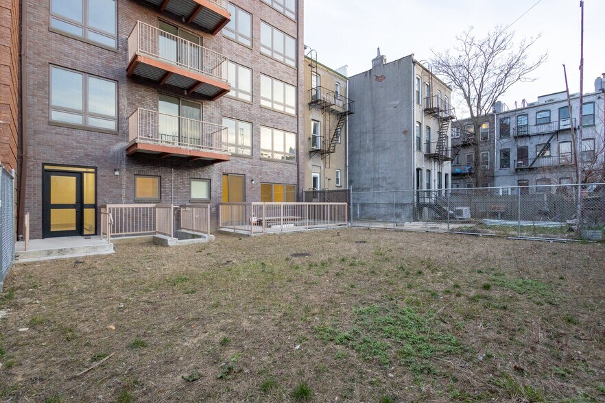 1815 Linden St, Ridgewood, NY à vendre - Photo de l’immeuble – Image 2 sur 19