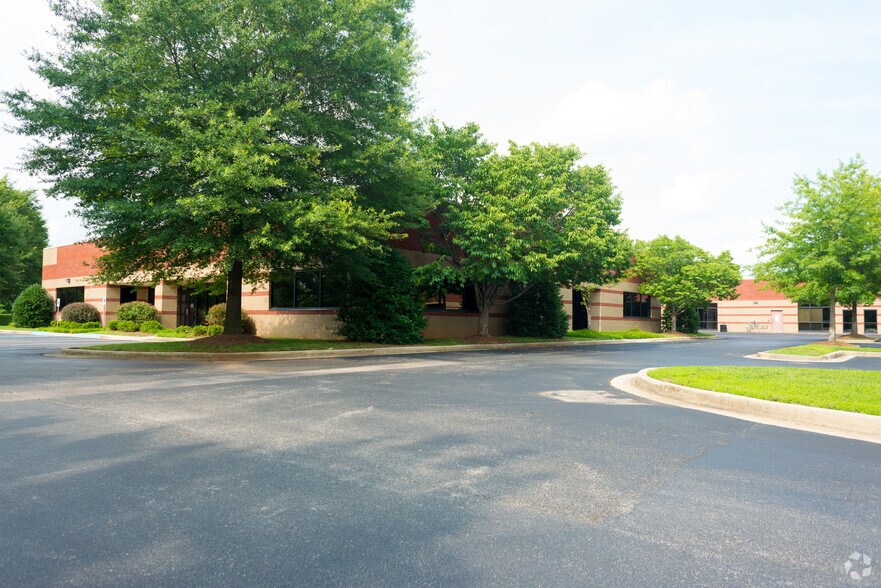 7067 Old Madison Pike NW, Huntsville, AL à louer - Photo de l’immeuble – Image 2 sur 9