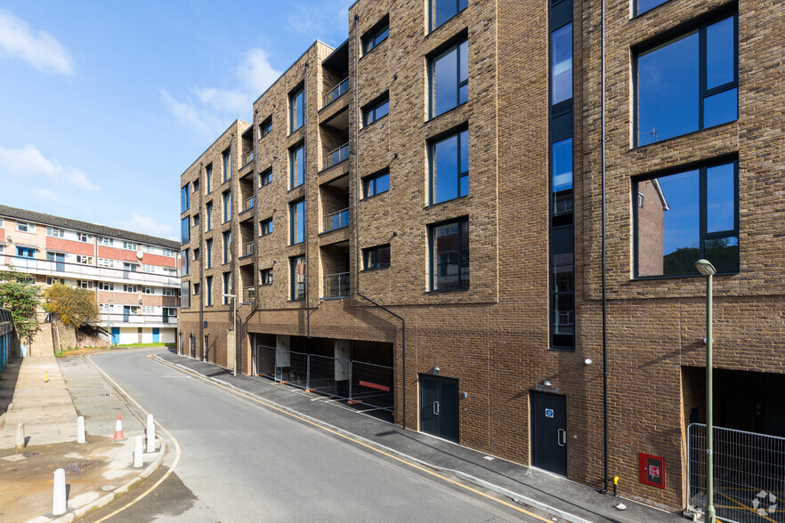 16-22 Cromwell Rd, Redhill à louer - Photo de l’immeuble – Image 2 sur 4
