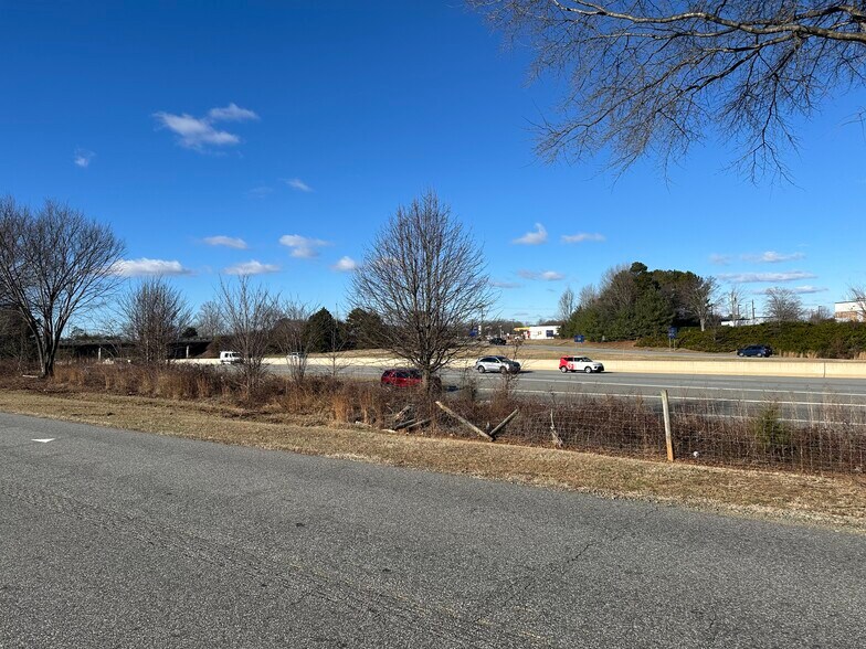 6207 Ramada Dr, Clemmons, NC à vendre - Photo de l’immeuble – Image 3 sur 7