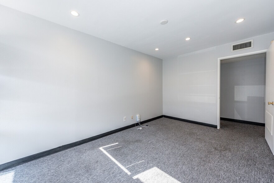 711 W 17th St, Costa Mesa, CA à louer - Photo intérieure – Image 3 sur 13