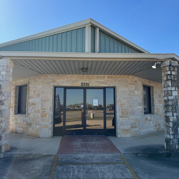2301 10th St, Floresville, TX à louer - Photo de l’immeuble – Image 2 sur 7