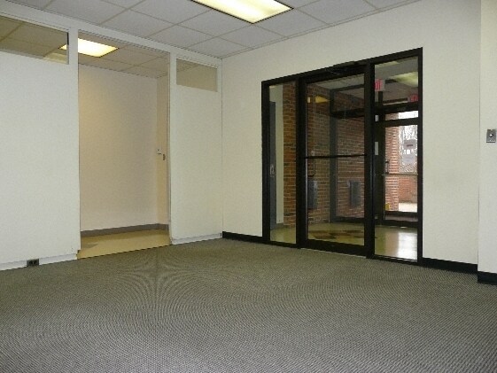 1528 NW 5th St, Richmond, IN à vendre - Hall d’entrée – Image 2 sur 4