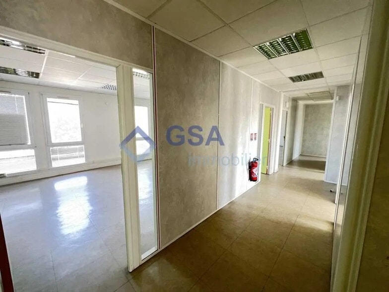 Bureau dans Savigny-le-Temple à louer - Photo de l’immeuble – Image 3 sur 10