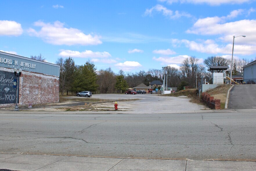 136 E Broad St, Cookeville, TN à vendre - Photo de l’immeuble – Image 1 sur 9