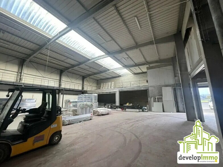 Local d’activités dans Cormelles-le-Royal à louer - Photo de la construction – Image 3 sur 8