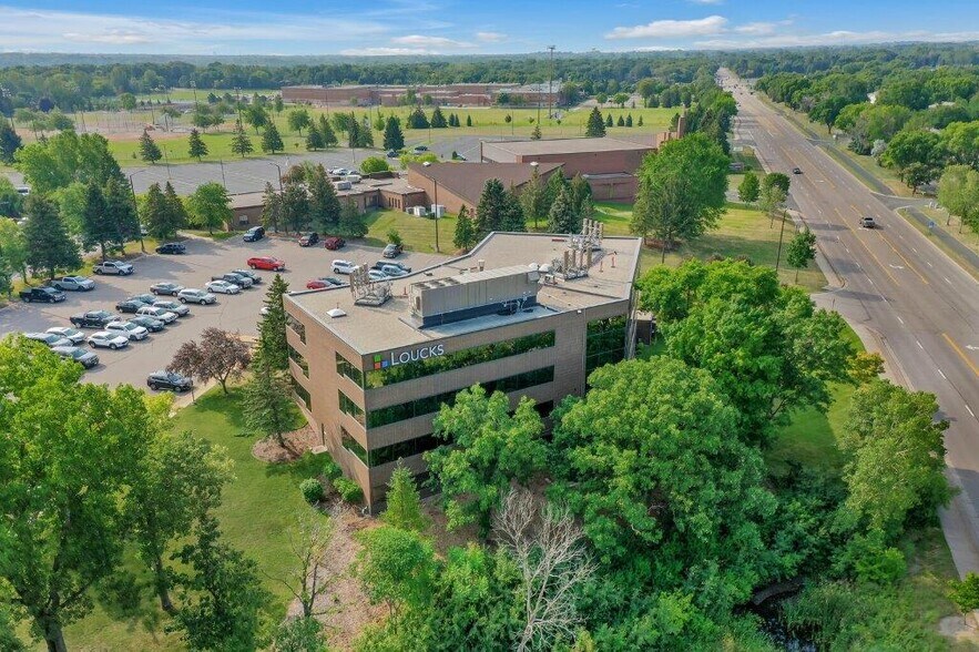 7200 N Hemlock Ln, Maple Grove, MN à louer - Photo de l’immeuble – Image 1 sur 9
