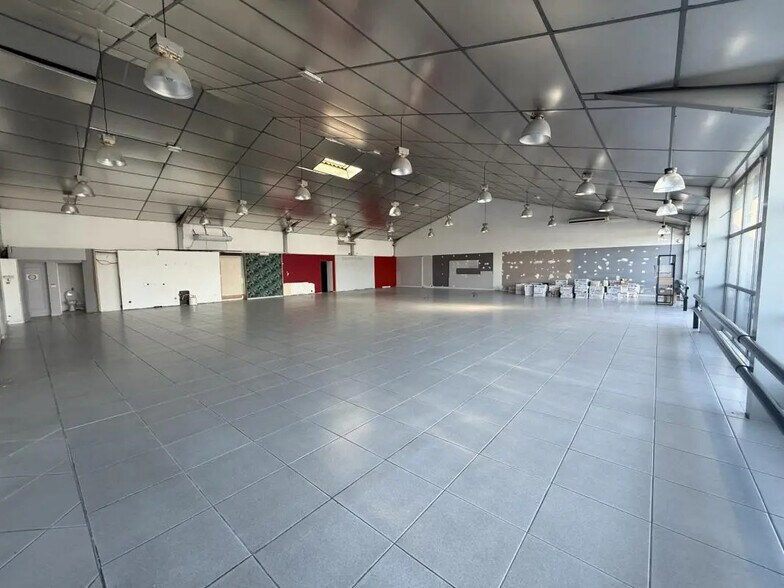 Local commercial dans Puget-sur-Argens à louer - Photo intérieure – Image 2 sur 4