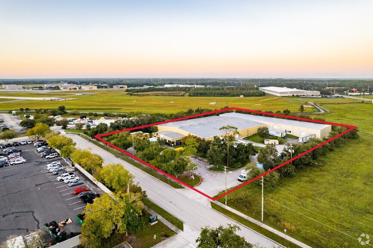 900 Armstrong Blvd, Kissimmee, FL à louer Photo de l’immeuble– Image 1 sur 16