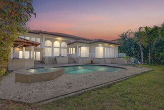 Plus de détails pour 584 Golden Beach Dr, Golden Beach, FL - Logement à vendre