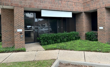 7920 Elmbrook Dr, Dallas, TX à louer Photo de l’immeuble– Image 1 sur 21