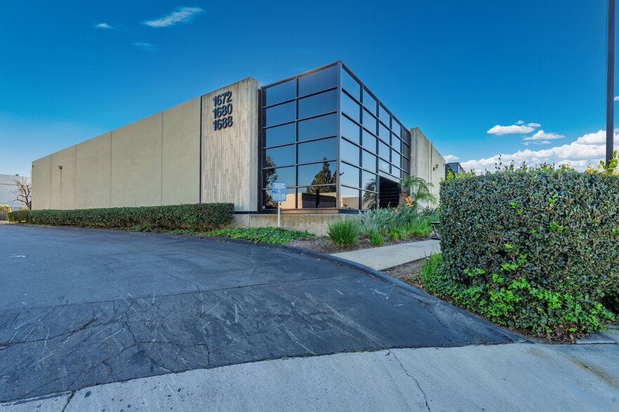 1672-1688 Sierra Madre Cir, Placentia, CA à louer - Photo principale – Image 2 sur 25
