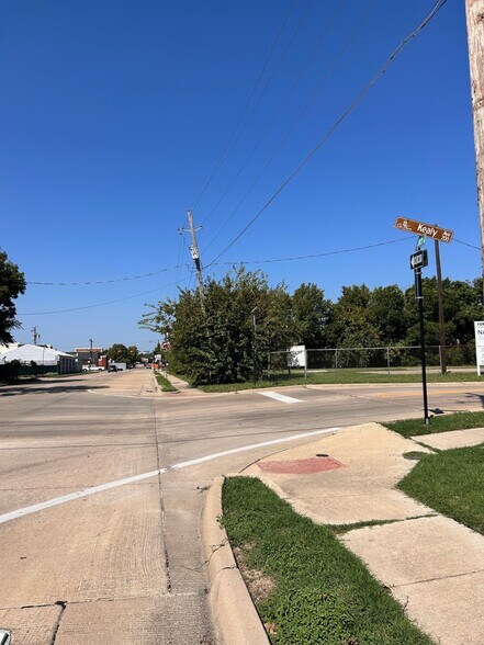 201 N Kealy St, Lewisville, TX à vendre - Photo de l’immeuble – Image 3 sur 7