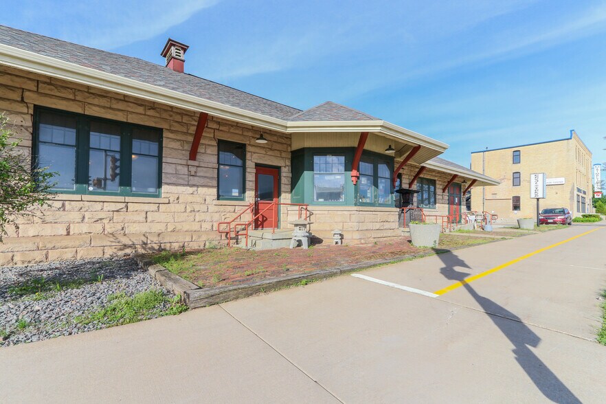112 E Veterans Pky, Marshfield, WI à vendre - Photo de l’immeuble – Image 1 sur 27