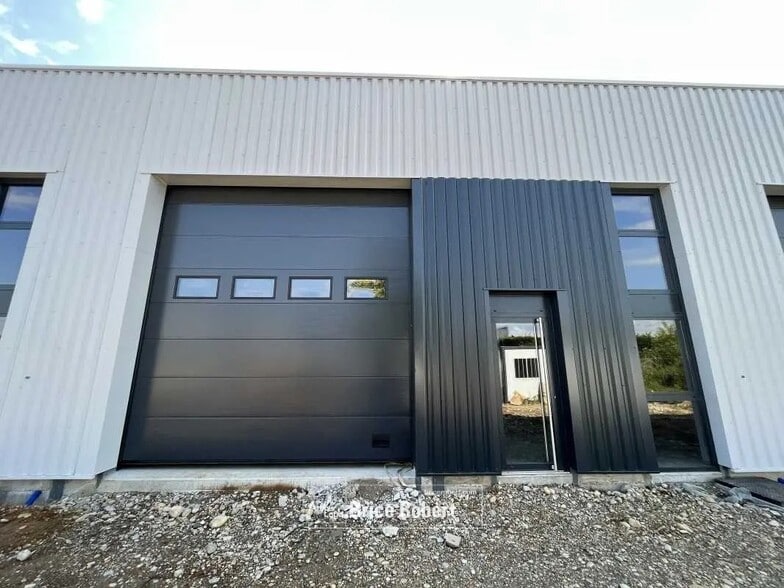 Industriel/Logistique dans Mions à louer - Photo de l’immeuble – Image 2 sur 2