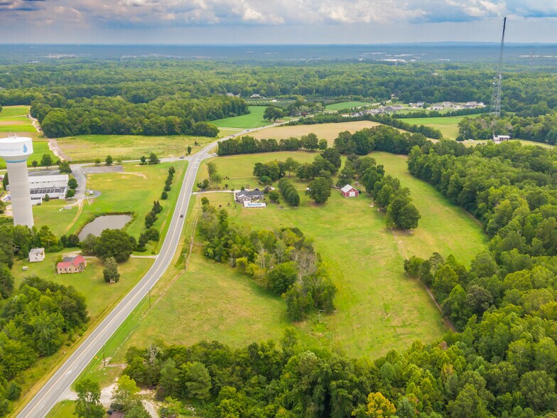 5914 Burlington Road, Mc Leansville, NC à vendre - Photo de l’immeuble – Image 2 sur 4