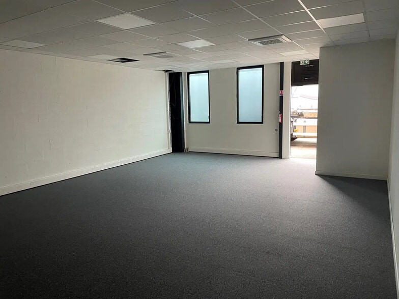 2 Rue Des Verts Buissons, Le Coudray-Montceaux à louer - Photo de l’immeuble – Image 3 sur 5