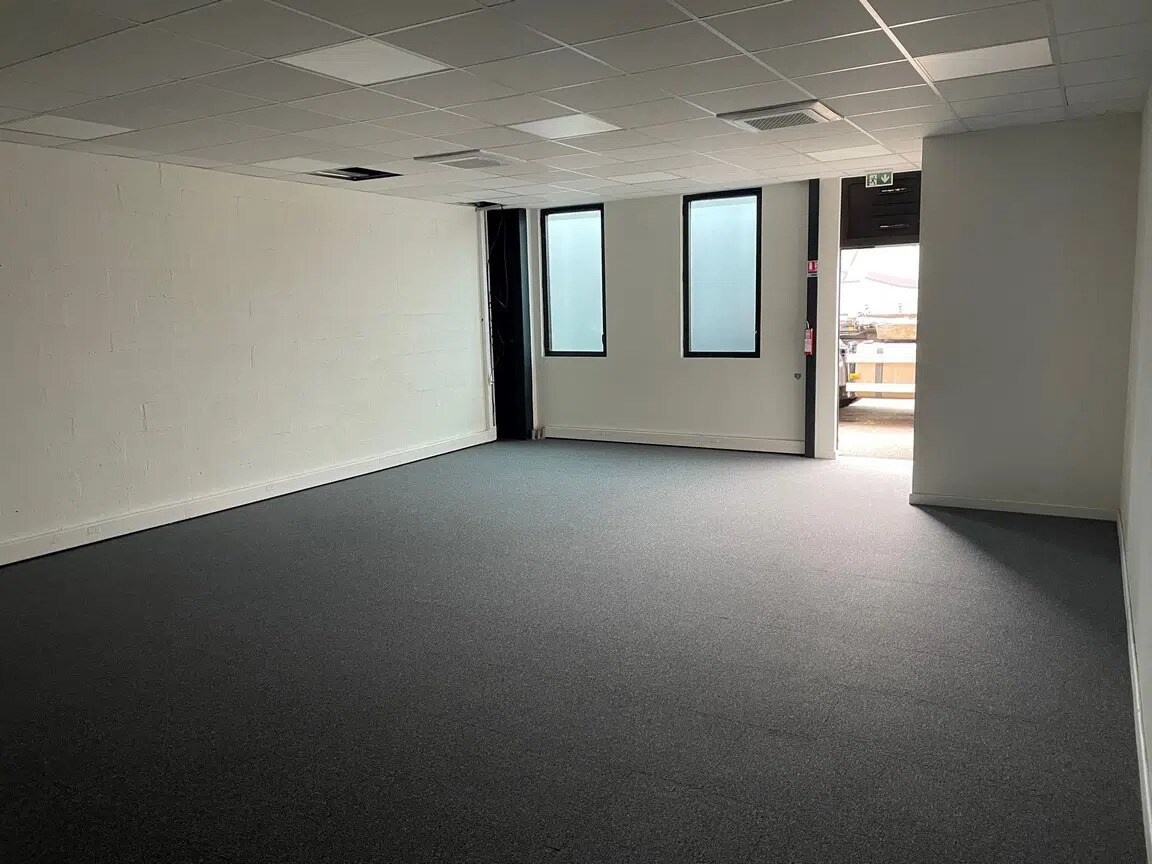 Local d’activités dans Le Coudray-Montceaux à louer Photo intérieure– Image 1 sur 3