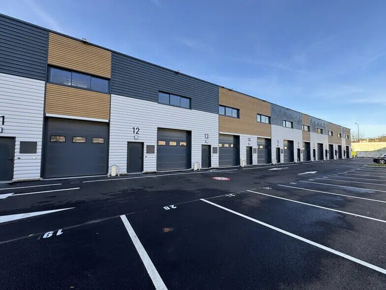 Local d’activités dans Épinay-sur-Seine à louer - Photo de l’immeuble – Image 3 sur 5