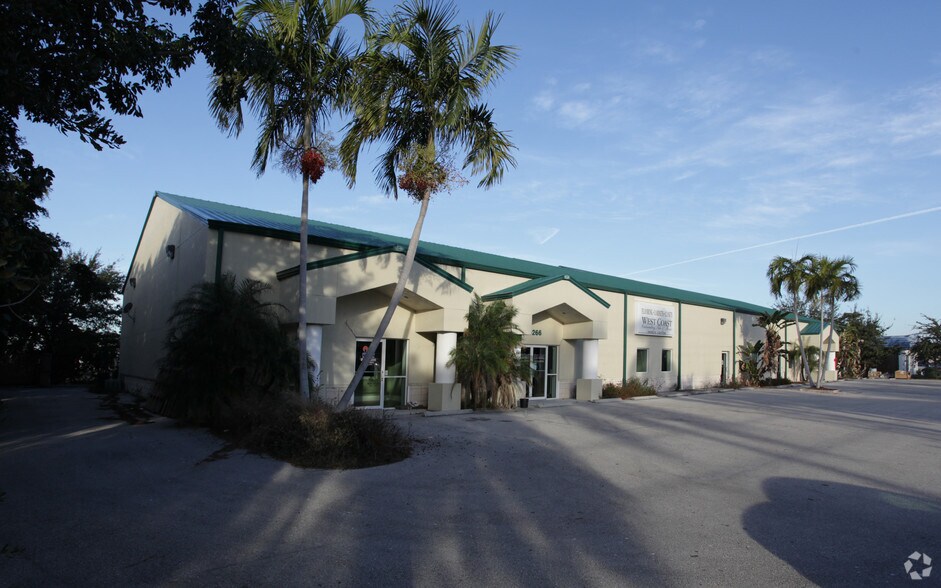 16266 San Carlos Blvd, Fort Myers, FL à louer - Photo de l’immeuble – Image 1 sur 11