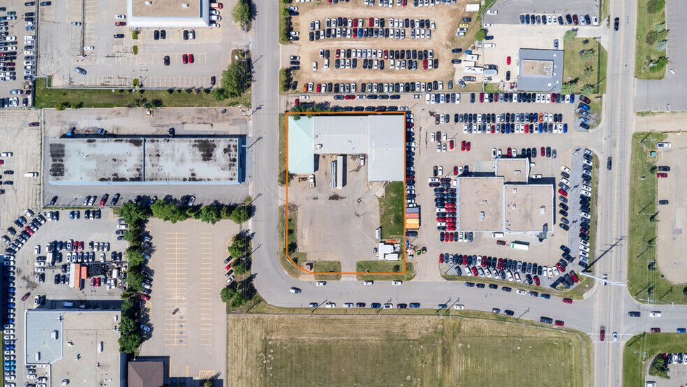 9750 35th Ave NW, Edmonton, AB à vendre - Photo de l’immeuble – Image 3 sur 15