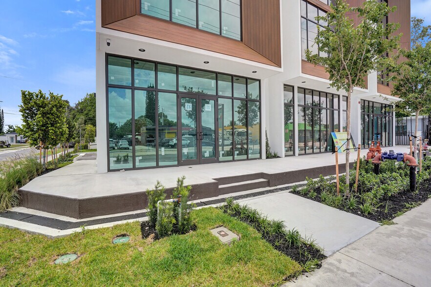 401 Pembroke, Hallandale Beach, FL à louer - Photo de l’immeuble – Image 3 sur 17
