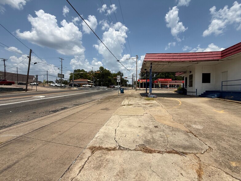 100 E Upshur Ave, Gladewater, TX à vendre - Photo de l’immeuble – Image 3 sur 26