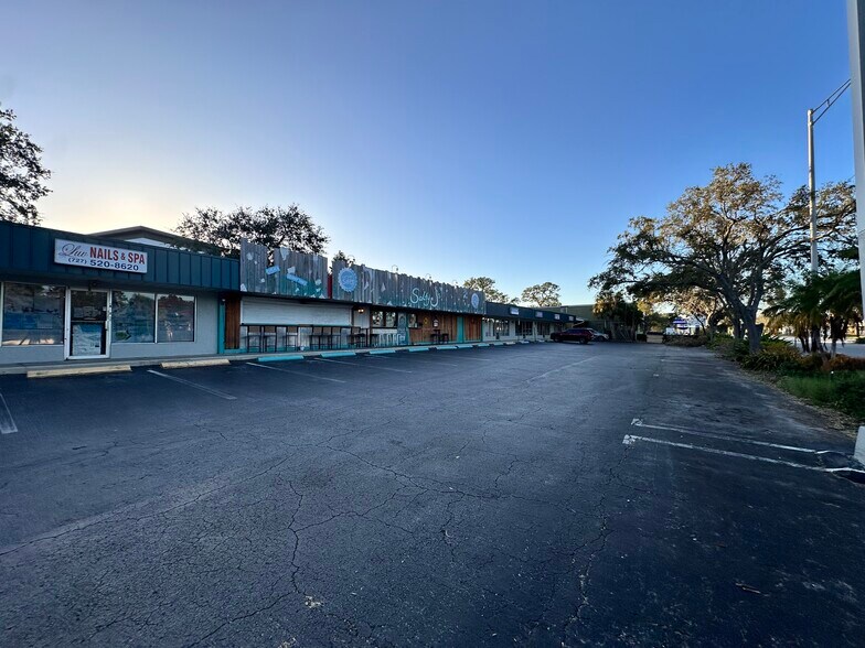 5625 4th St N, Saint Petersburg, FL à louer - Photo de l’immeuble – Image 2 sur 9