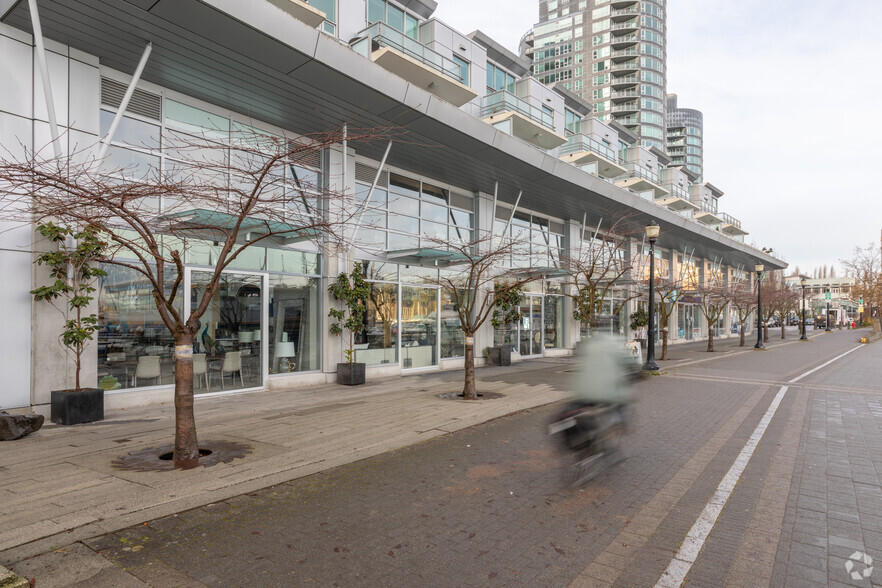 510-590 Nicola St, Vancouver, BC à louer - Photo de l’immeuble – Image 2 sur 6