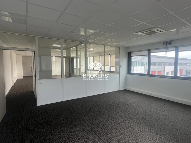 Bureau dans Meyzieu à louer - Photo de l’immeuble – Image 1 sur 7