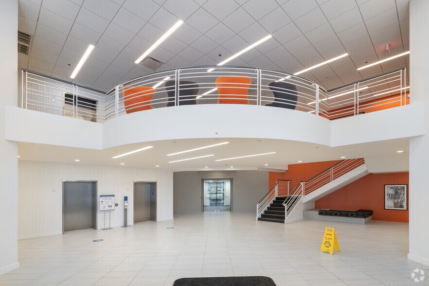 101 Lindenwood Dr, Malvern, PA à louer - Hall d’entrée – Image 3 sur 7