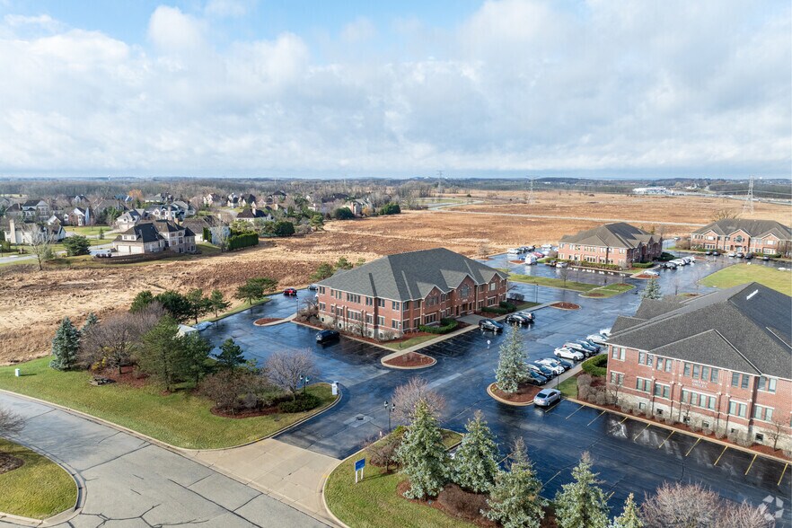 19275 W Capitol Dr, Brookfield, WI à vendre - Photo de l’immeuble – Image 2 sur 2