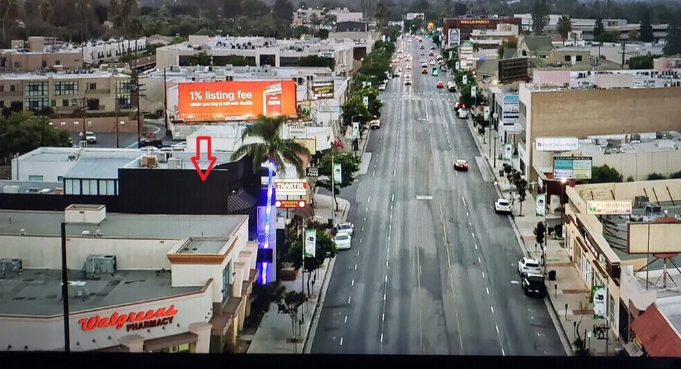 18580 Ventura Blvd, Tarzana, CA à louer - Photo de l’immeuble – Image 3 sur 25