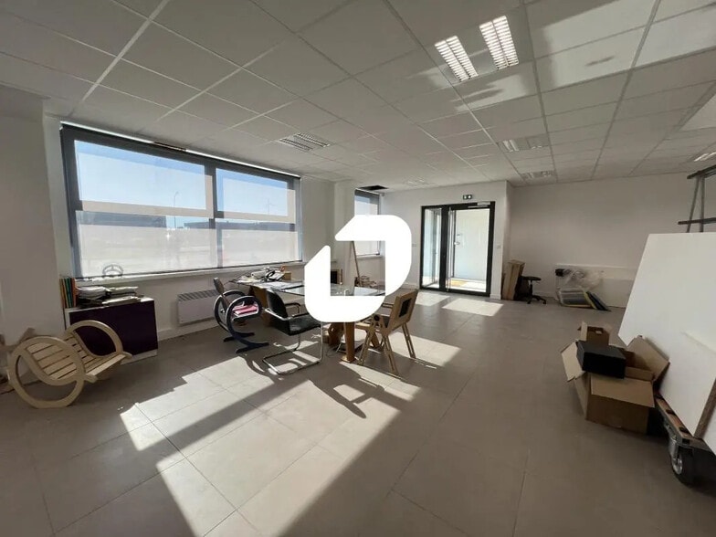 Bureau dans Pérenchies à louer - Photo de l’immeuble – Image 2 sur 17